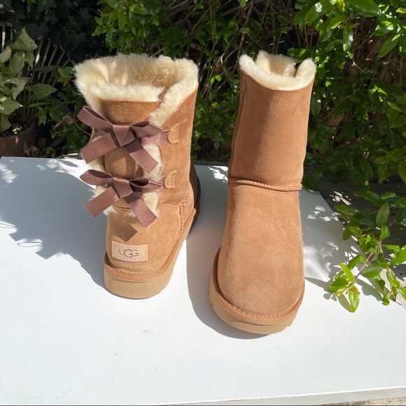 UGG Shoes - UGG II Bailey Bow🍁🍂chestnut sz 10